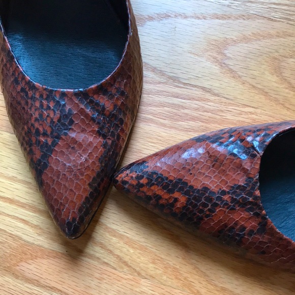 EUC Snakeskin and black stiletto pointy toe heels - Picture 7 of 10